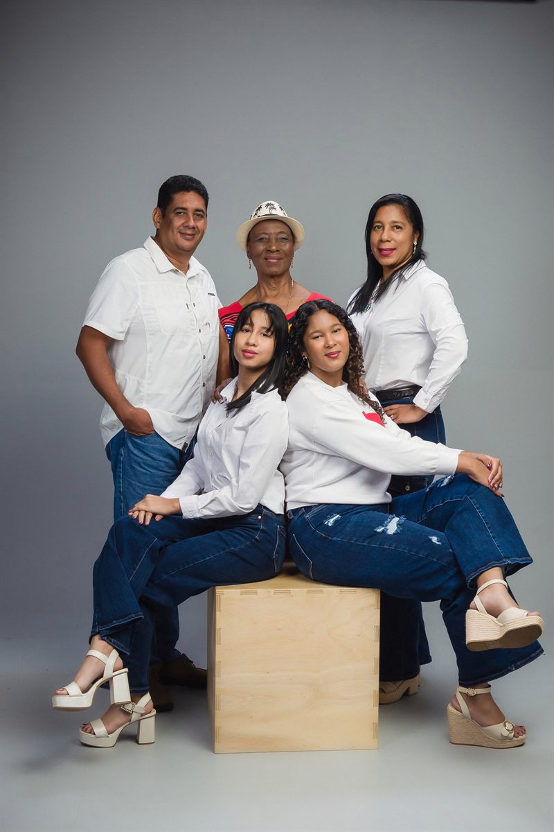 Familia en grupo pequeño vestida de blanco y denim