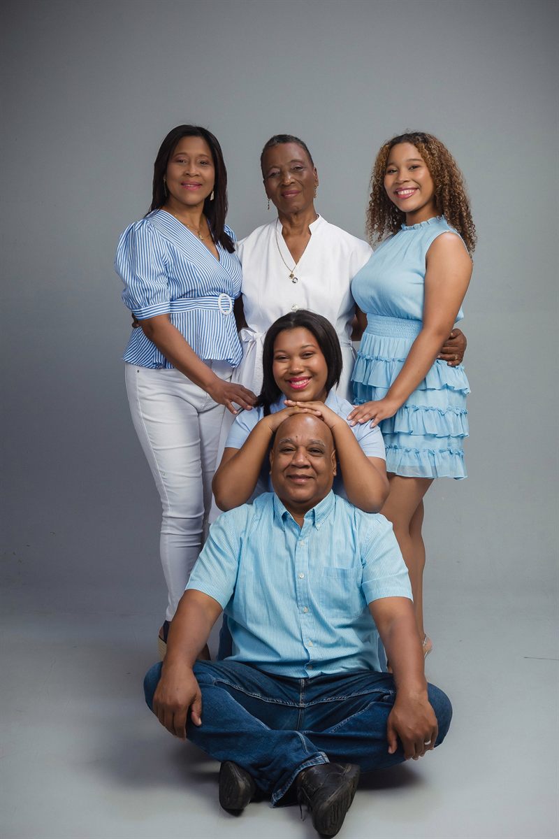 Familia en grupo pequeño en tonos azules