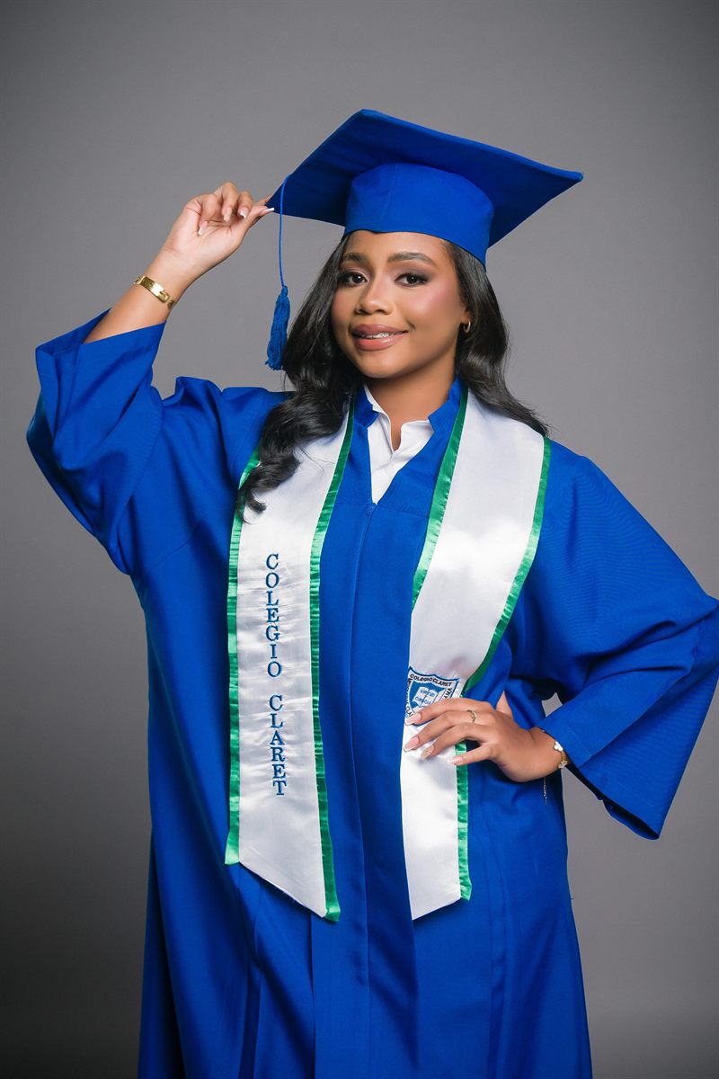 Graduada de colegio con toga azul en pose dinámica
