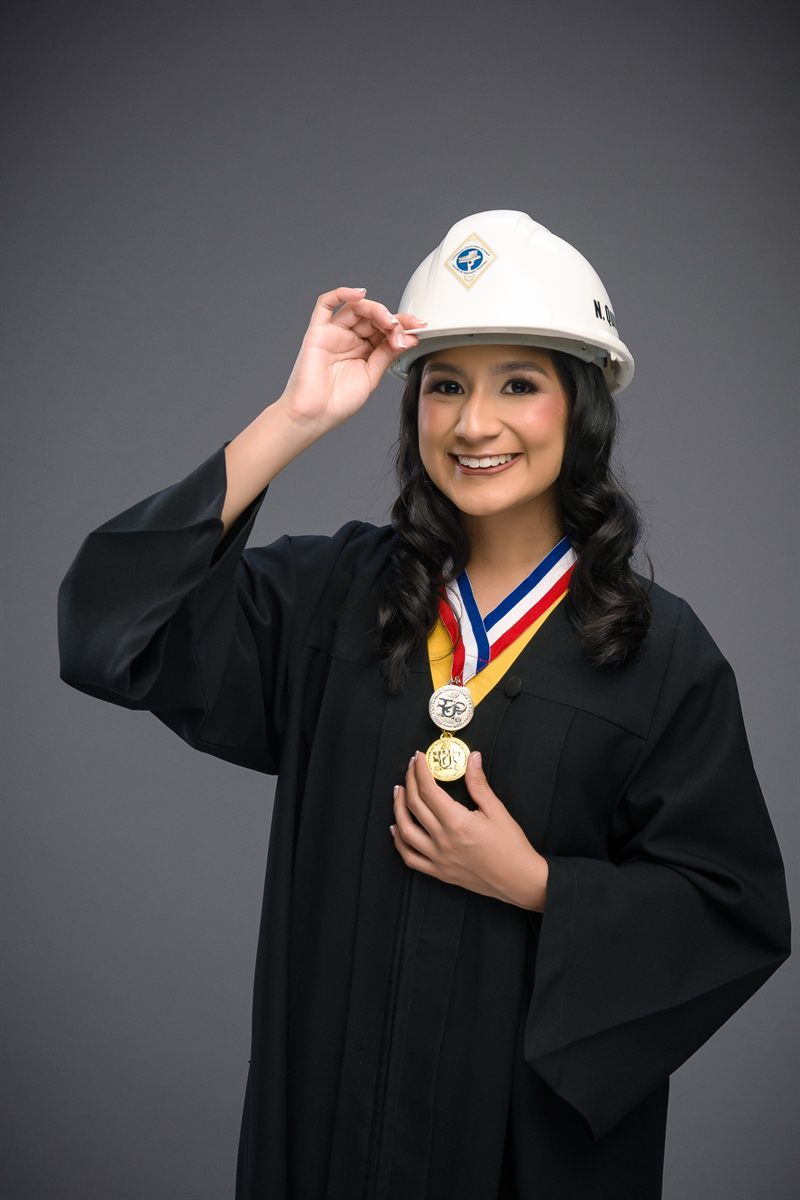 Graduada de ingeniería con casco y medallas
